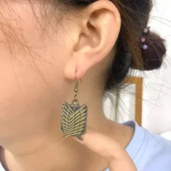 Boucles D'oreilles Ailes De La Liberté - District SNK 7 Boucles D'oreilles Ailes De La Liberté - District SNK -Titan Cosplay Soldes Magasin Boucles doreilles ailes de la liberte portee