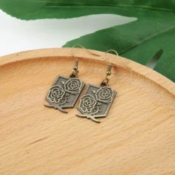 Boucles D'oreilles Garnison - District SNK -Titan Cosplay Soldes Magasin H2d509d2f75ff477aa65a354518d850a2W.jpg 960x960