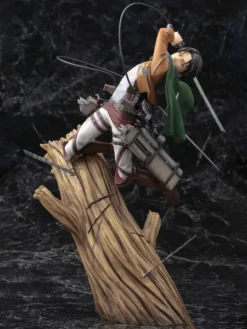 Figurine Livaï Sur Un Tronc - District SNK
